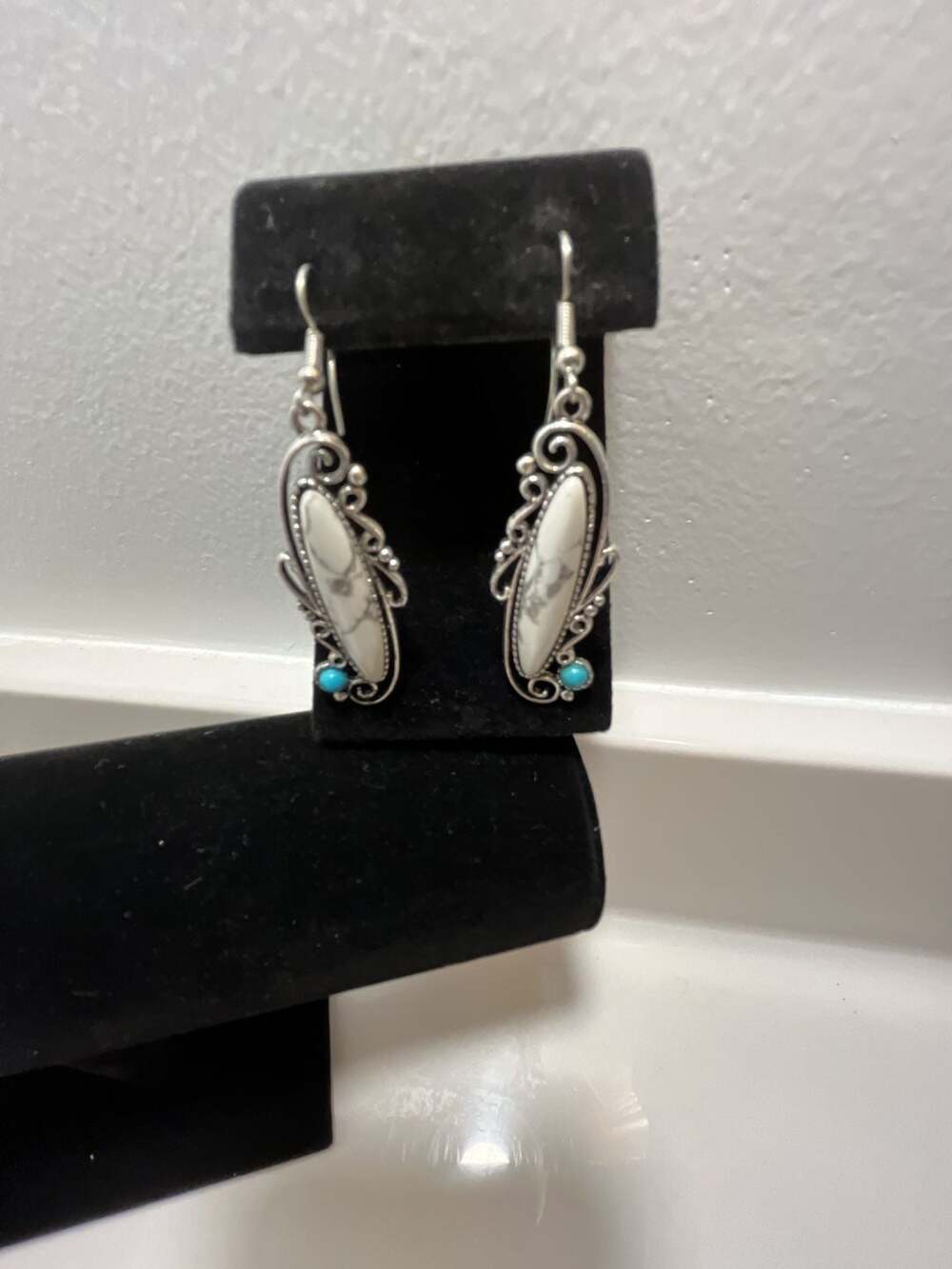 Southwestern Style White Howlite and Turquoise Dangle Earrings in Silver Tone